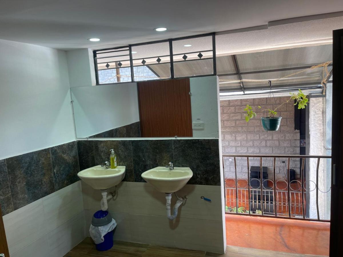 El Jardin Escondido Party Hostel بانيوس المظهر الخارجي الصورة