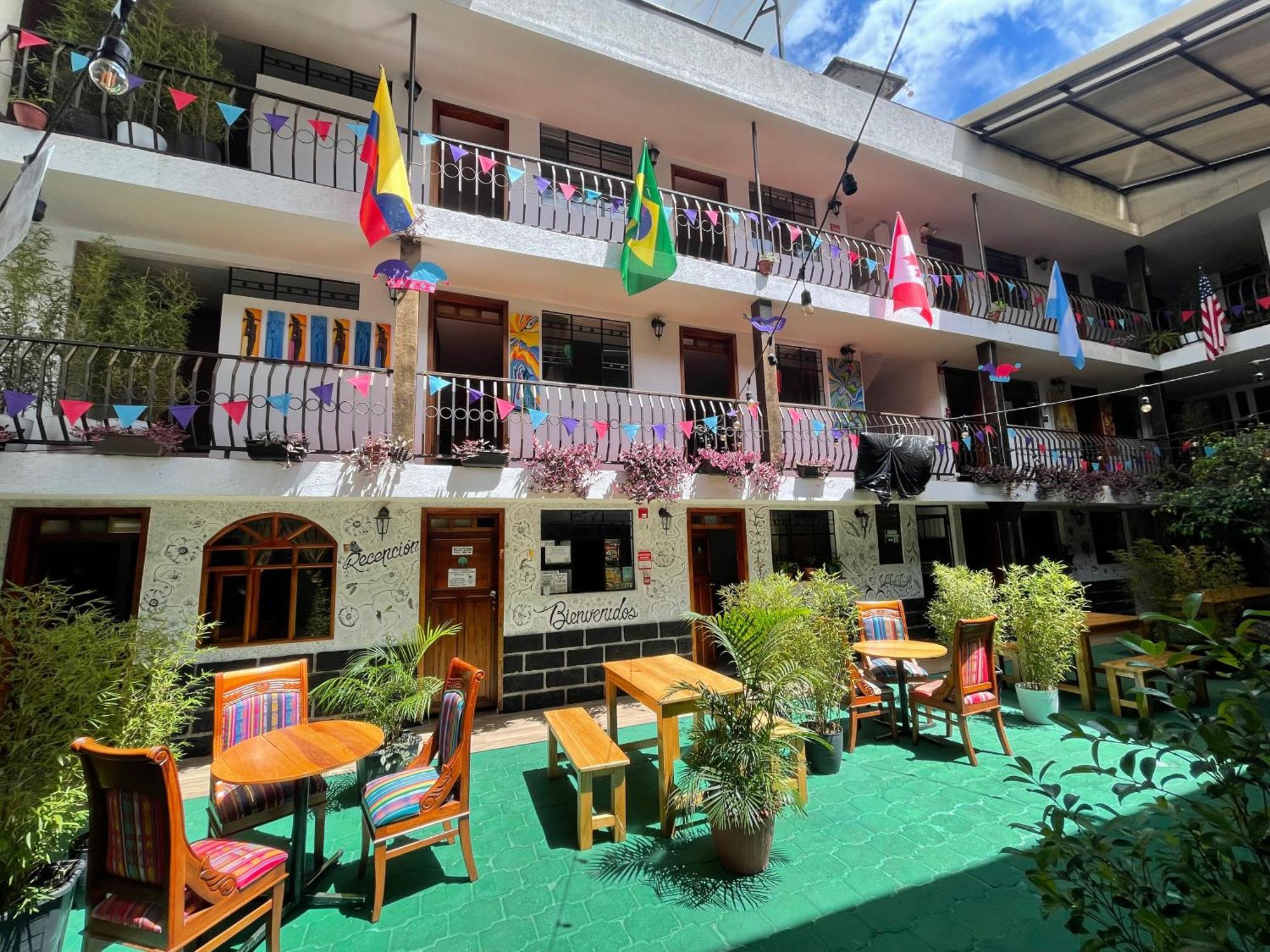 El Jardin Escondido Party Hostel بانيوس المظهر الخارجي الصورة
