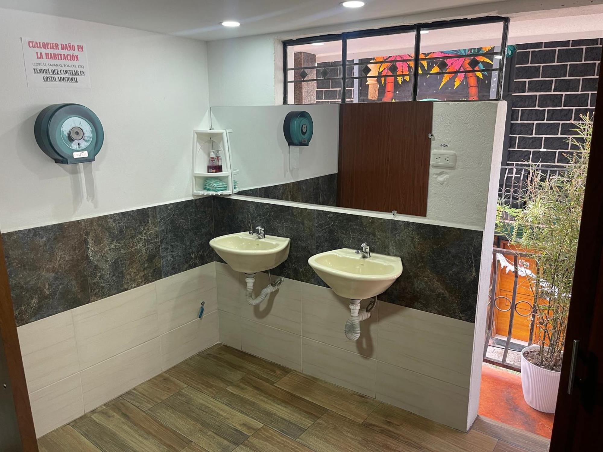 El Jardin Escondido Party Hostel بانيوس المظهر الخارجي الصورة