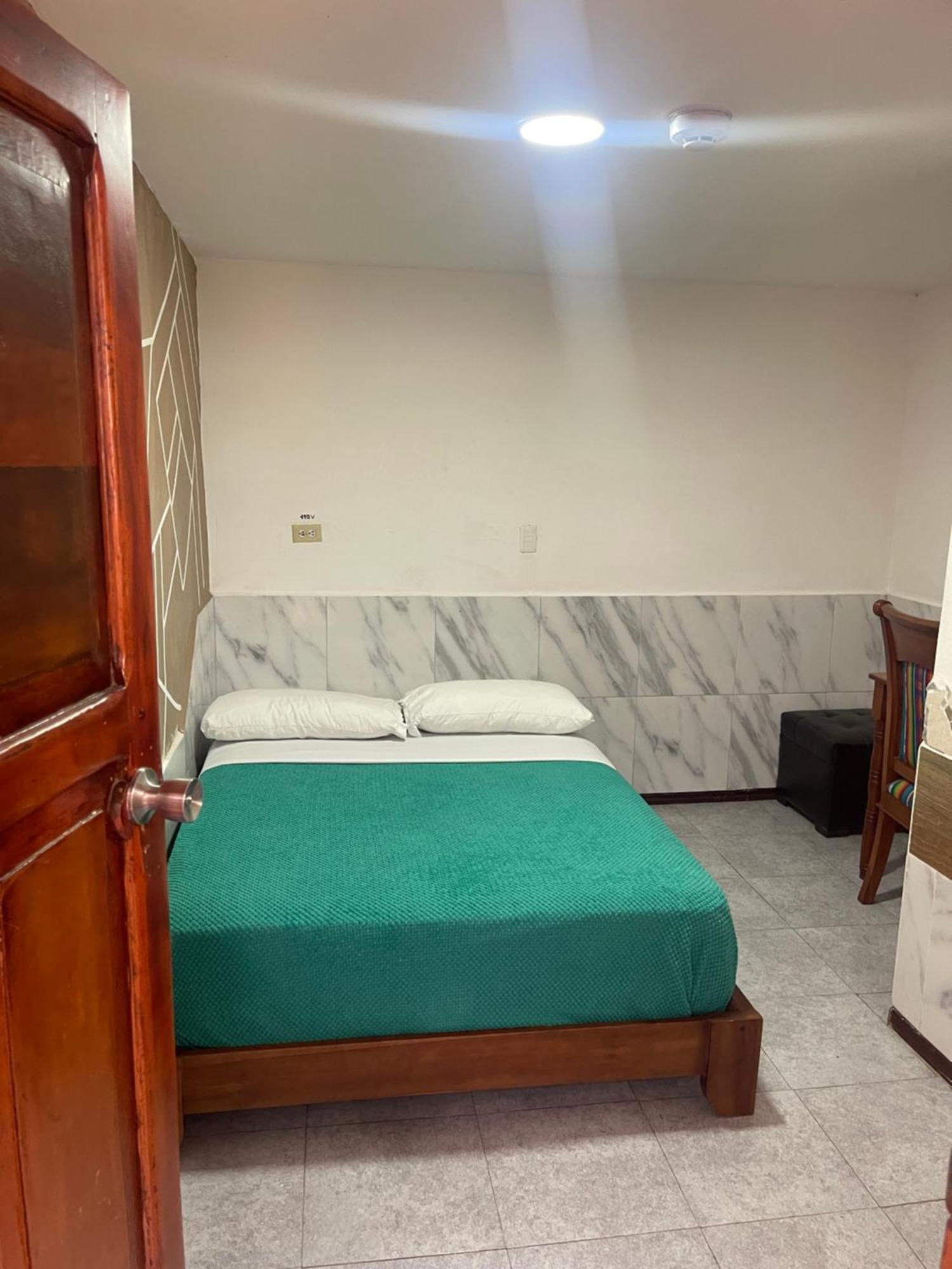El Jardin Escondido Party Hostel بانيوس المظهر الخارجي الصورة