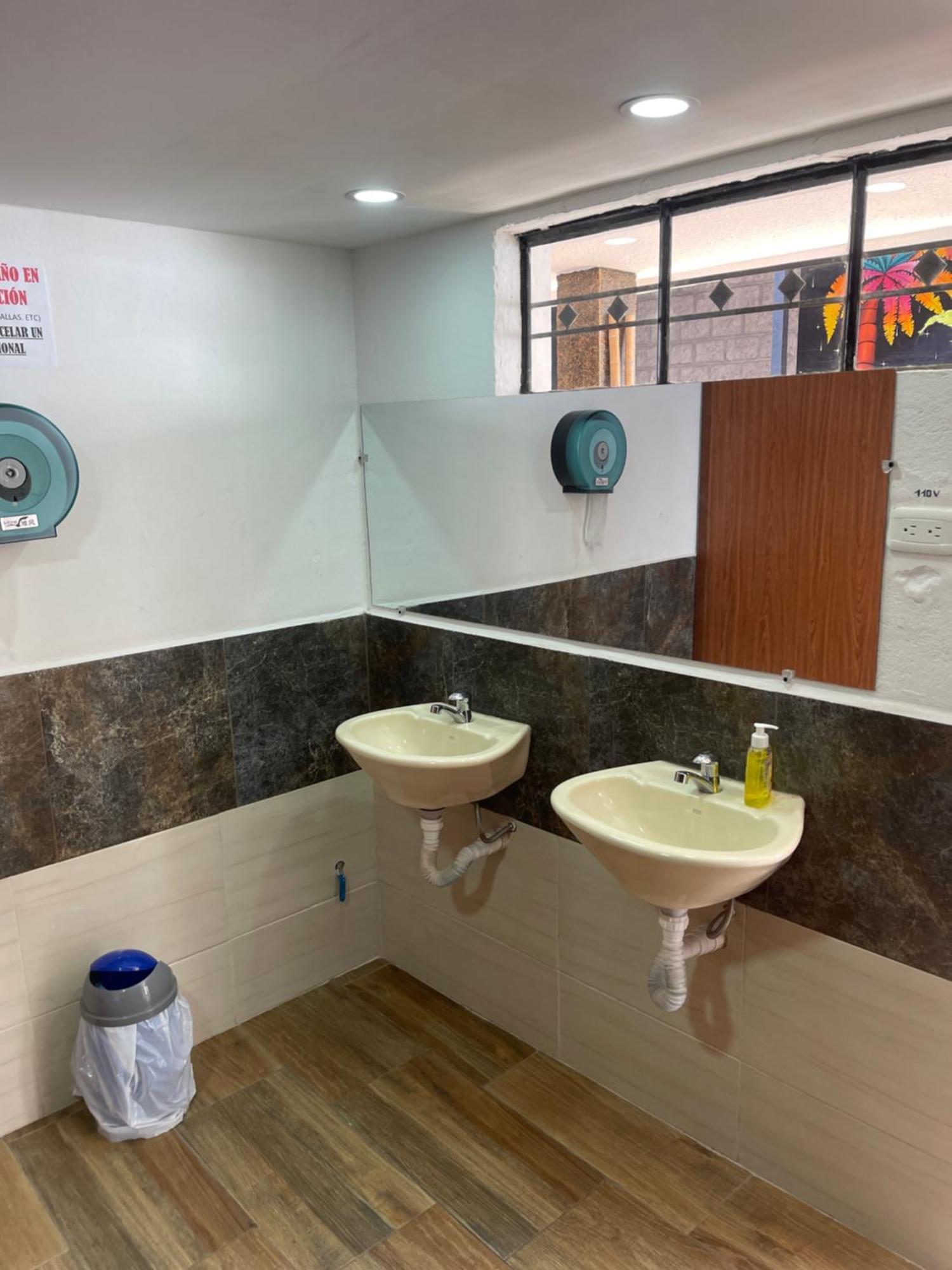 El Jardin Escondido Party Hostel بانيوس المظهر الخارجي الصورة