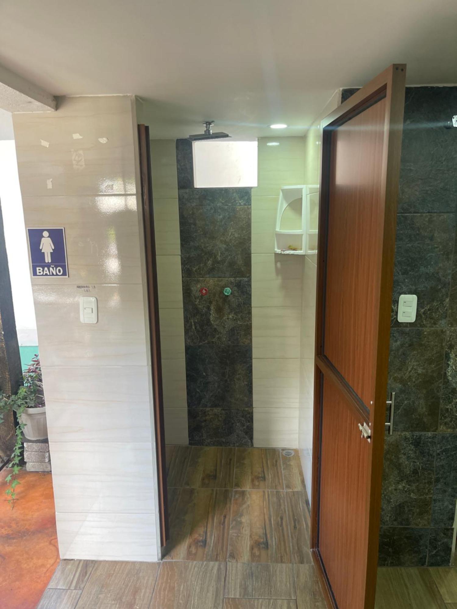 El Jardin Escondido Party Hostel بانيوس المظهر الخارجي الصورة